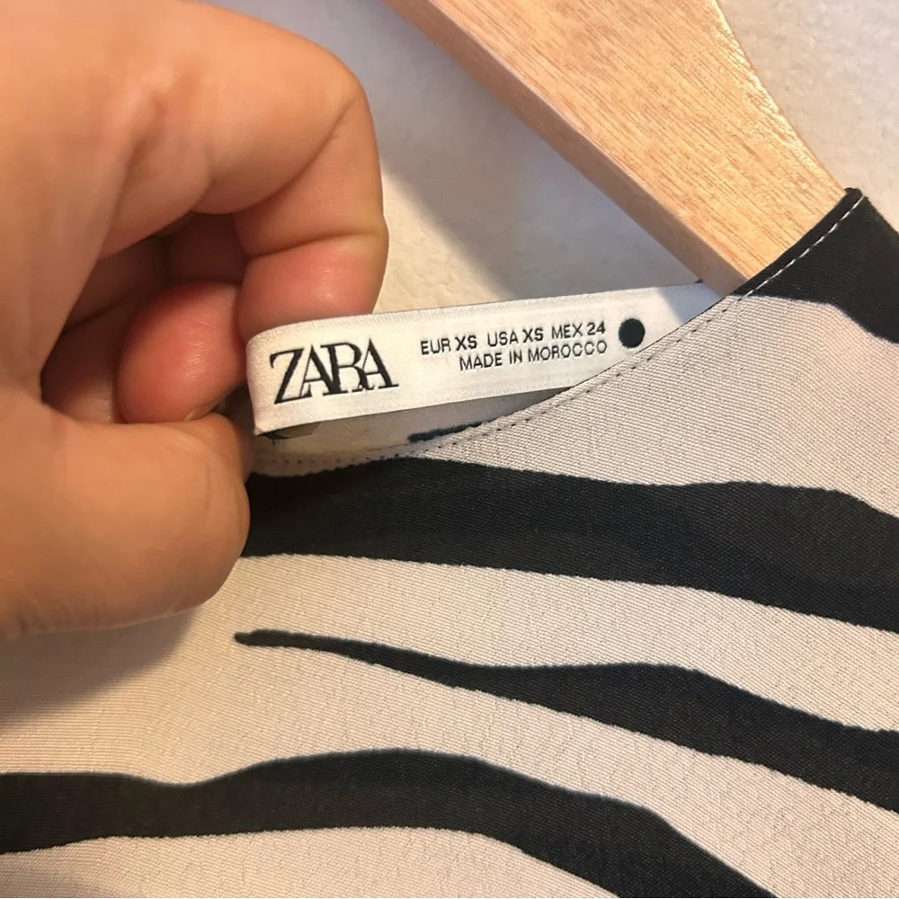 Zara XSmall Women’s Black Zebra Print Crewneck Zipper Midi Dress - Picture 6 of 10